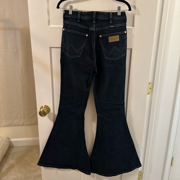 Lainey Wilson x Wrangler Flared Jeans with maroon Embroidery velvet - western - Picture 3 of 4